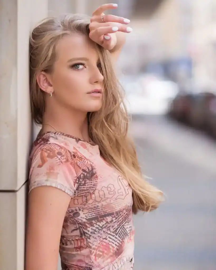 Kobiecy portret plenerowy w miejskiej scenerii – fotografia portretowa