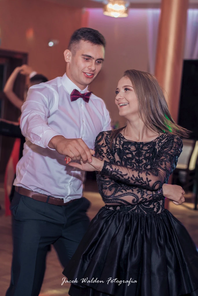 Para tańcząca na weselu przy muzyce na żywo – fotografia ślubna i weselna, fotograf Kielce