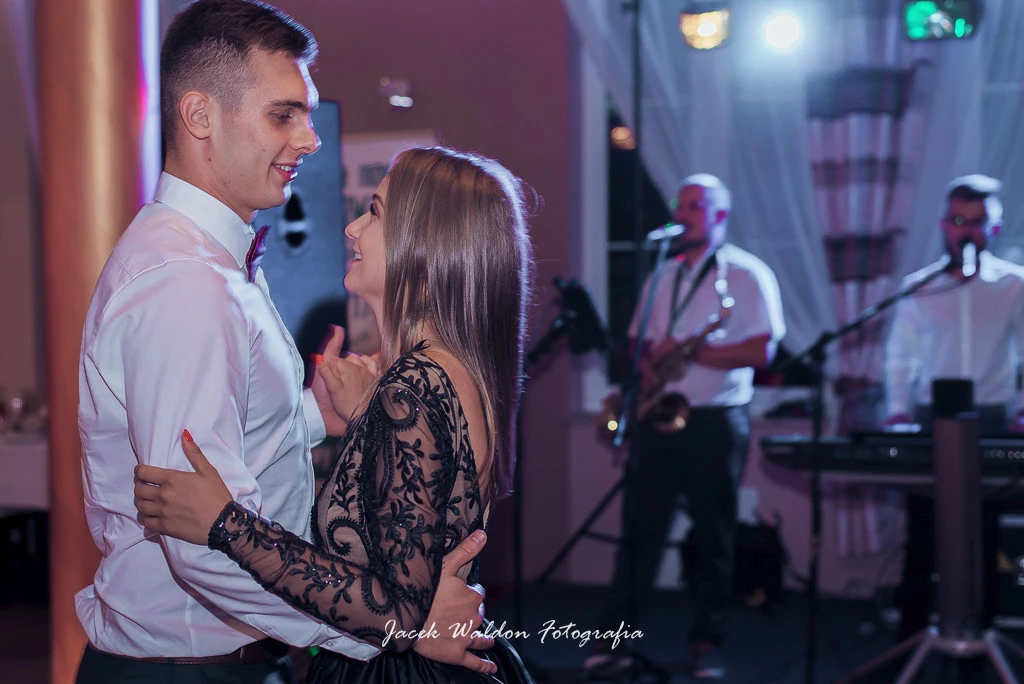 Para tańcząca na weselu – elegancki taniec, fotografia ślubna i weselna, fotograf Kielce