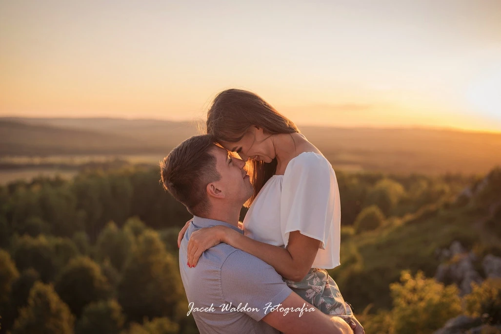 Romantyczna sesja narzeczeńska w plenerze – para zakochanych o zachodzie słońca w górach, fotografia ślubna Kielce